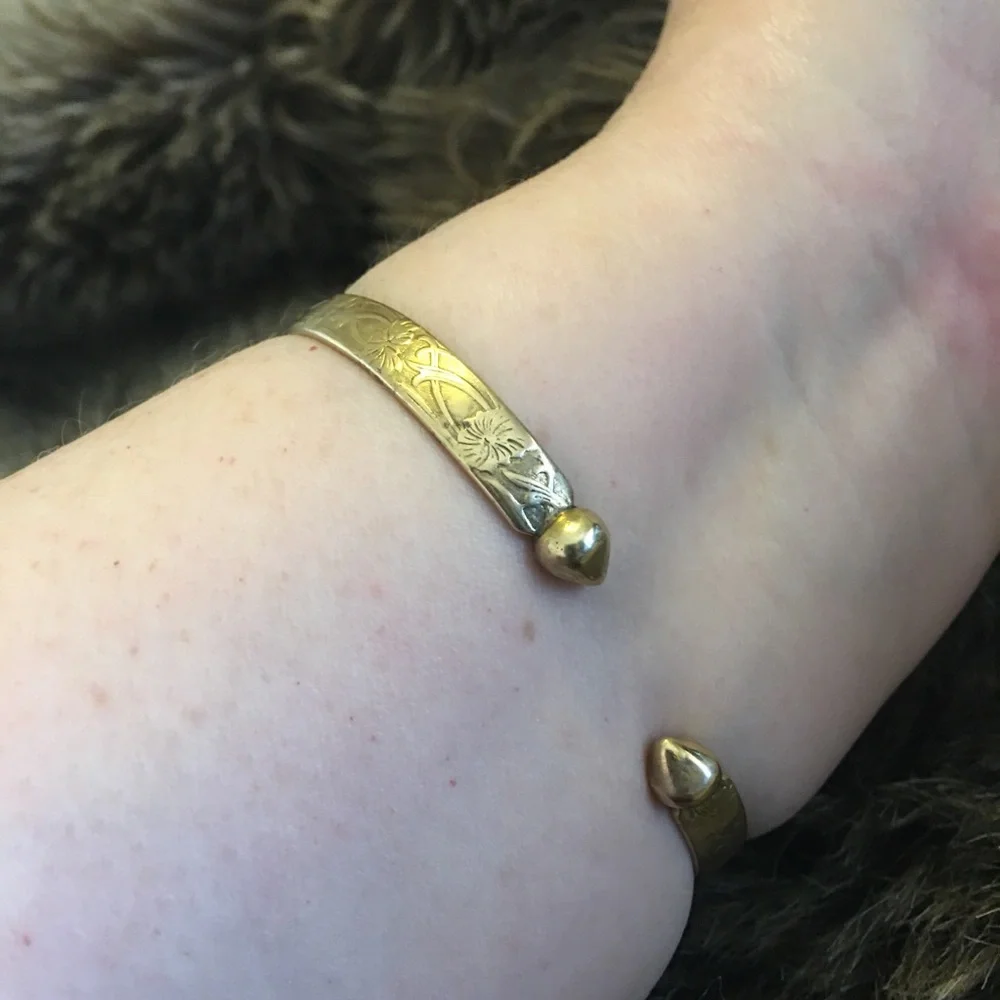 Victorian era 18CT gold ball end torque bangle